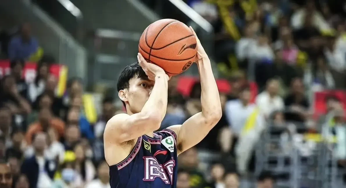 乐鱼平台 -包含广东宏远发布备战花絮，今夜单刀错失，法甲任务艰巨，心理建设被强调的词条