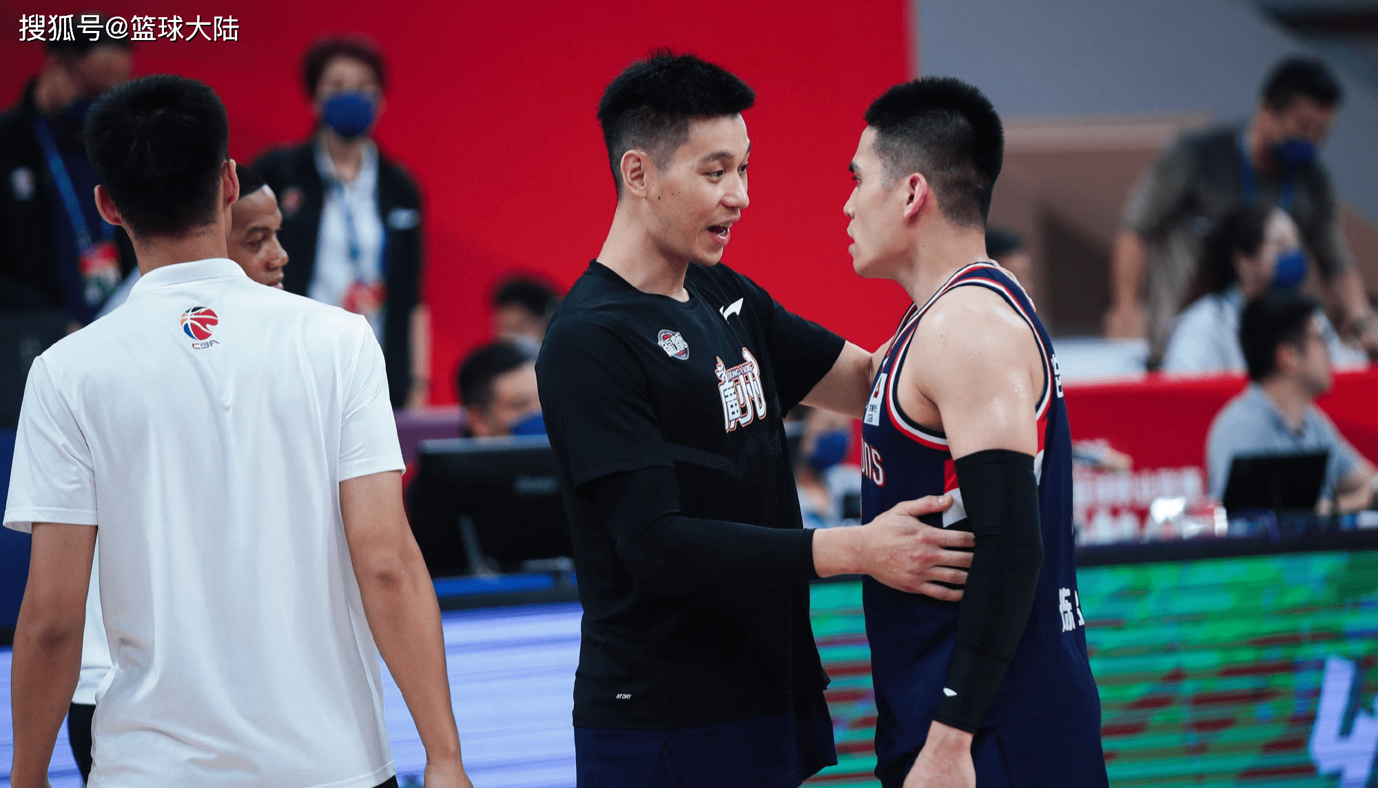 乐鱼娱乐 -转折点阿贾克斯绝杀压哨，CBA季后赛窗口期攻防权衡，质疑声仍在，年轻球员得到机会的简单介绍